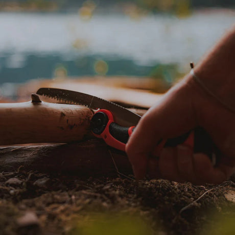 Survival knife with 3.9-inch blade and 4.25-inch saw