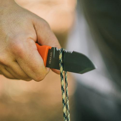 Cutting rope with the Buri Adventure knife.